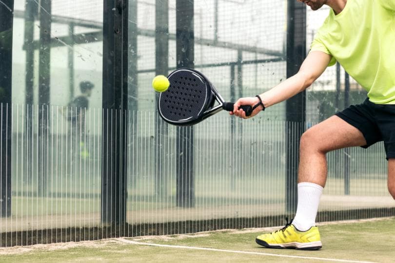 Padel Servis Tekniği Nasıl Gelişir? Etkili İpuçları ve Antrenmanlar