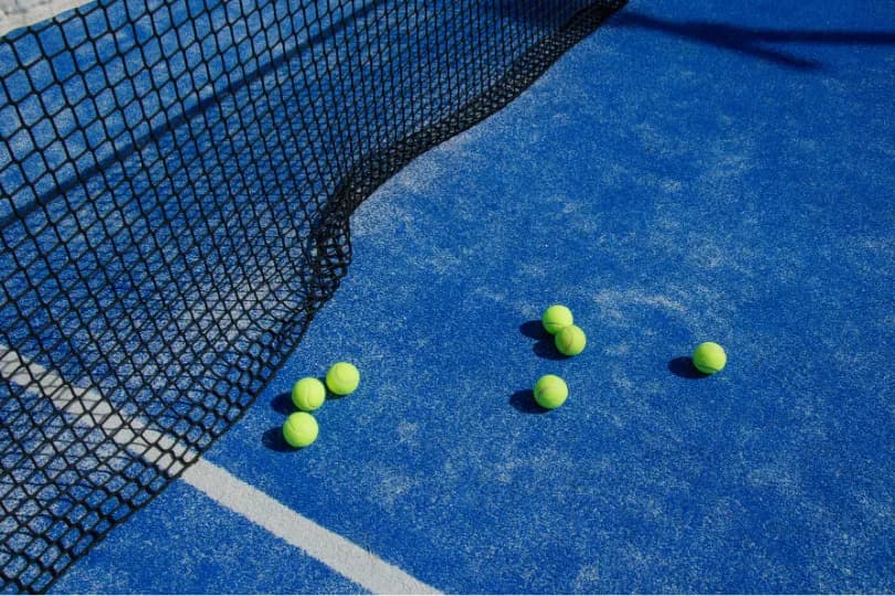 Padel kortu ve toplar